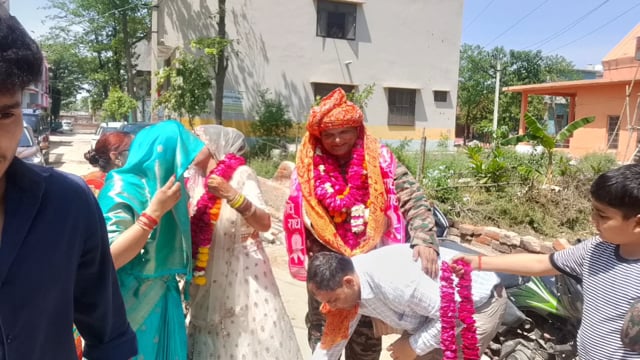 मथुरा में हवलदार मुकेशरिटायरमेंट लेकर जब मथुरा पहुंचे तो राज ग्राम कालोनी ओर परिवार बालों ने भव्य स्वागत किया 