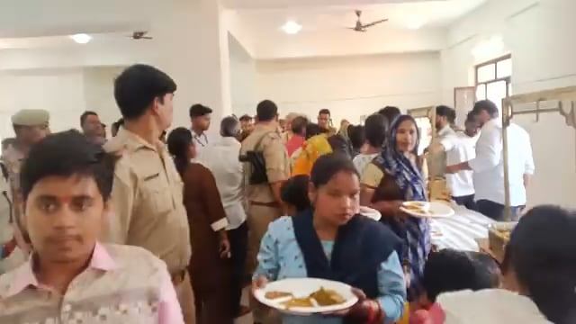 हनुमान जयंती पर भंडारे का आयोजन, श्रद्धालुओं ने लिया प्रसाद
शाहजहांपुर स्थित हनुमान धाम पर हनुमान जयंती के पावन अवसर पर वित्त मंत्री सुरेश कुमार खन्ना द्वारा भंडारे का आयोजन किया गया। इस दौरान बड़ी संख्या में क्षेत्रवासी और श्रद्धालु शामिल हुए और प्रसाद ग्रहण किया। पूरे आयोजन में भक्ति और उत्साह का माहौल देखने को मिला, जहां लोगों ने भगवान हनुमान जी के जयकारे लगाए और पूजा-अर्चना कर सुख-समृद्धि की कामना की।