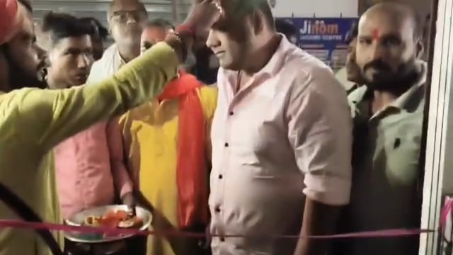 भाजपा नेता तुषार सिंह ने फीता काटकर किया कोचिंग सेंटर का उद्घाटन।