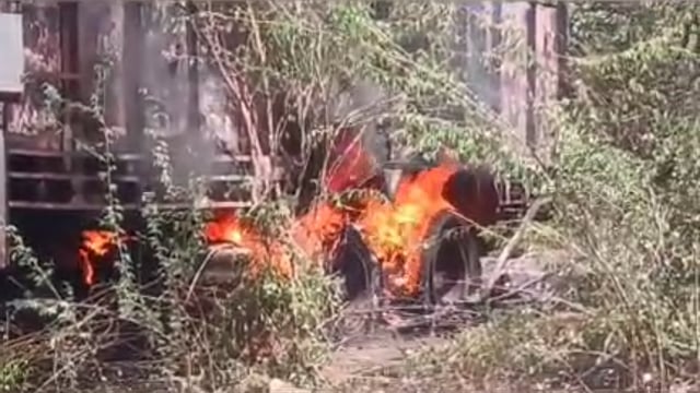 MANT-मथुरा में सड़क किनारे खड़े ट्रक में लगी भीषण आग, सामान जलकर, खाक,,