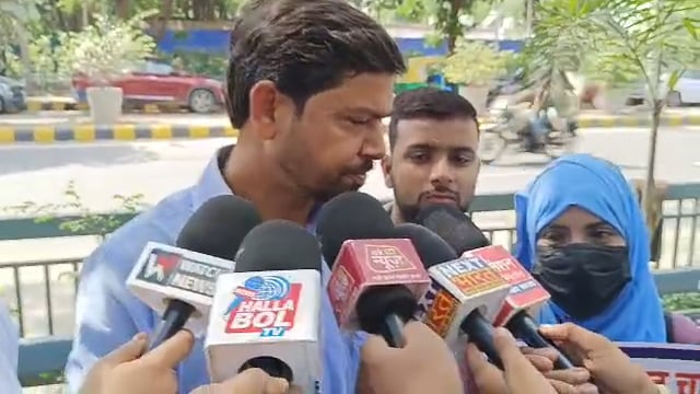 बलात्कारियों को फांसी हो - छात्र नेता दिलीप