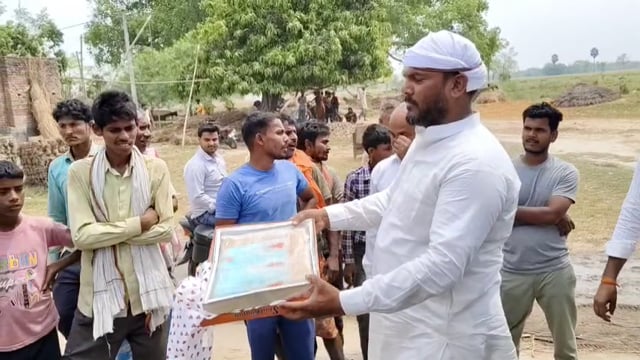 भितहां में हुई भीषण आगलगी में लाखों की क्षति, समाजसेवी मोहम्मद जुनैद ने किया साड़ी का वितरण।