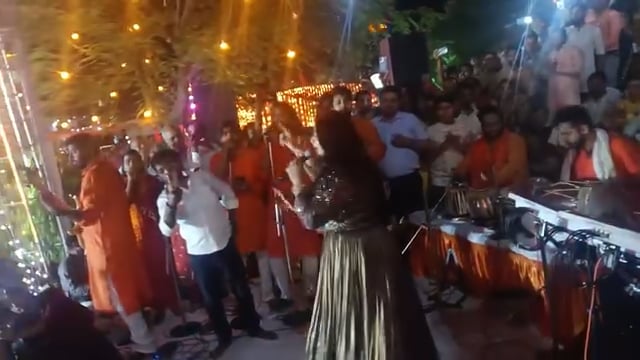 मुंबई की मशहूर गायिका स्वाती मिश्रा ने शाहजहांपुर के हनुमान धाम में भजनों से बांधा समां