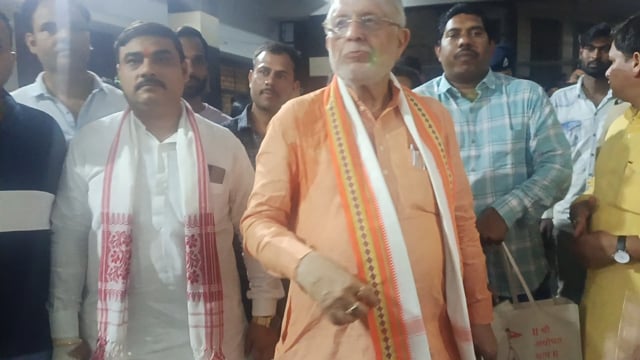 वित्त मंत्री सुरेश कुमार खन्ना अपने आवास पर