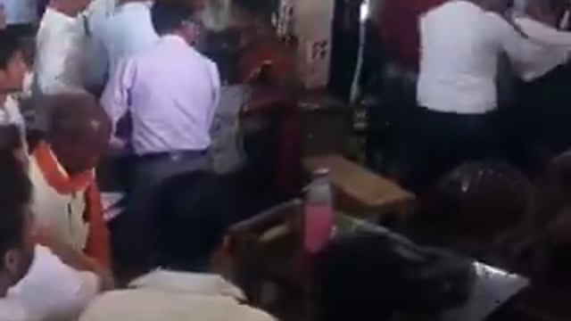 ▶️......शाहजहांपुर - कुर्सी पर बैठने के विवाद में वकीलों के बीच मारपीट
काले कोट पहने वकील आपस में भिड़ गए और कई लोग एक व्यक्ति पर टूट पड़े, उसे जमीन पर गिराकर लात-घूंसे और डंडों से पीटा
हंगामे के दौरान कपड़े फाड़ दिए गए, कुर्सियां तोड़ी गईं और फाइलें भी फाड़ दी गईं