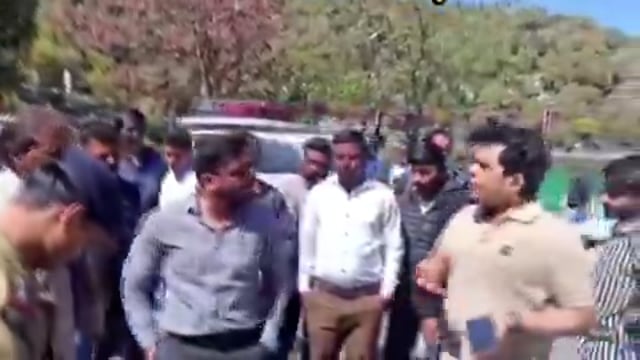 ▶️......नैनीताल के मॉल रोड में बेवजह कार का हूटर बजाने के मामले में भाजपा विधायक राजेंद्र पटेल का बेटा एसडीएम से  बहस करने लगा तो एसडीएम ने पुलिस अधिकारी को बुलाया.  पुलिस जांच में वाहन के अनिवार्य कागजात नहीं मिले। पुलिस ने चालान काट कर वाहन सीज किया।