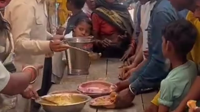 जलालाबाद मे डॉ.केपी गुप्ता ने हनुमान जन्मोत्सव पर कराया भंडाराःजलालाबाद के गौरी शंकर मंदिर में उमड़ी श्रद्धालुओं की भीड़