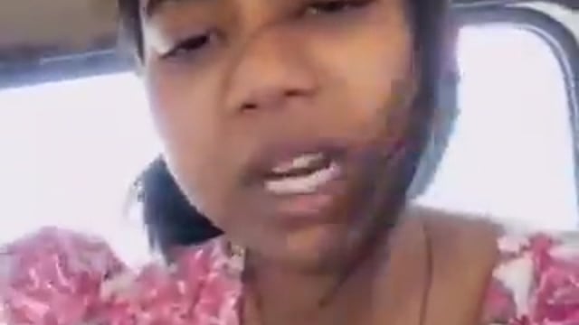 ▶️.....शाहजहांपुर - आंगनबाड़ी कार्यकर्ता की मौत के बाद परिजनों का आरोप, अधिकारियों पर दबाव बनाने की बात
मृतका की बेटी प्रीति ने रोते हुए कहा कि अधिकारियों ने उनकी मां को इतनी मानसिक टेंशन दी कि उनकी मौत हो गई