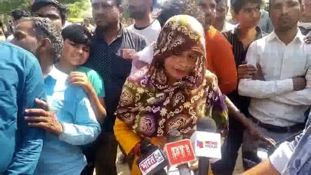 गैस एजेंसी पर लगी लंबी-लंबी लाइन, उपभोक्ताओं ने गैस एजेंसी पर सिलेंडर ब्लैक करने का लगाया आरोप