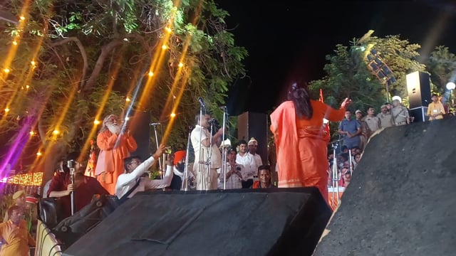 साध्वी हनुमान धाम भजन गाती हुई