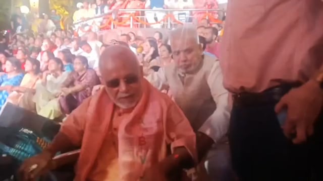 25 साल बाद हनुमतधाम पहुंचे स्वामी चिन्मयानंद, सौहार्द का संदेश
शाहजहांपुर के हनुमतधाम में हनुमान जन्मोत्सव के अवसर पर खास माहौल देखने को मिला, जब पूर्व केंद्रीय गृह राज्यमंत्री स्वामी चिन्मयानंद 25 साल बाद धाम पहुंचे। उनके आगमन से पूरे परिसर में श्रद्धा और उत्साह का वातावरण बन गया।