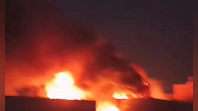 MANT-मथुरा के कोसीकलां में फैक्ट्री में लगी भीषण आग, दमकल की कई गाड़ियां मौके पर,,