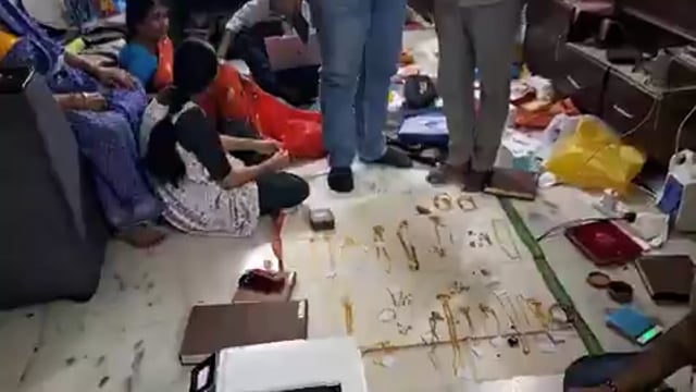 ▶️.....सवा करोड़ का सोना, 55 लाख की नकदी... तेलंगाना के सरकारी ऑफिस में रेड के बाद अधिकारियों के घर से मिला खजाना
ACB की वारंगल रेंज टीम की जांच के दौरान कार्यालय परिसर में 20 अनधिकृत एजेंट और क्‍लर्क काम करते पाए गए
अधिकारियों ने मौके से 47,450 रुपये नकद, 70 बिना पंजीकरण वाले दस्तावेज जब्त किए, जिससे भूमि और संपत्ति से जुड़े लेनदेन में गंभीर गड़बड़ियों की आशंका गहरा गई