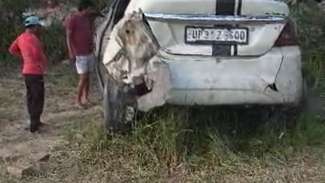 बैरिकेडिंग के बिना सड़क चौड़ीकरण बना खतरा, गड्ढे में गिरी कार, बड़ा हादसा टला