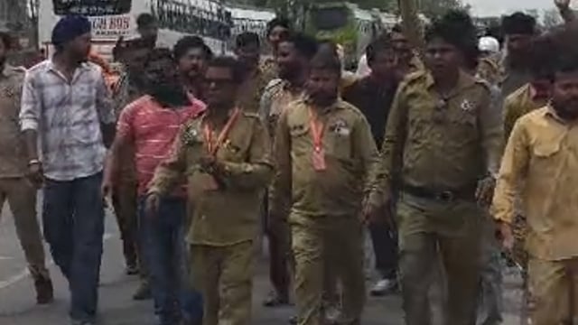 वर्दी को लेकर बस ड्राइवरों का बवाल, सड़क पर उतरे चालक, संगठन जिन्दाबाद के लगाए नारे