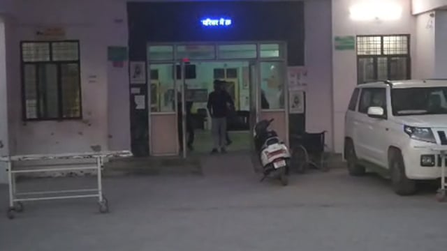 पलिया सीएचसी की स्टाफ नर्स गुड़िया से परेशान मरीज