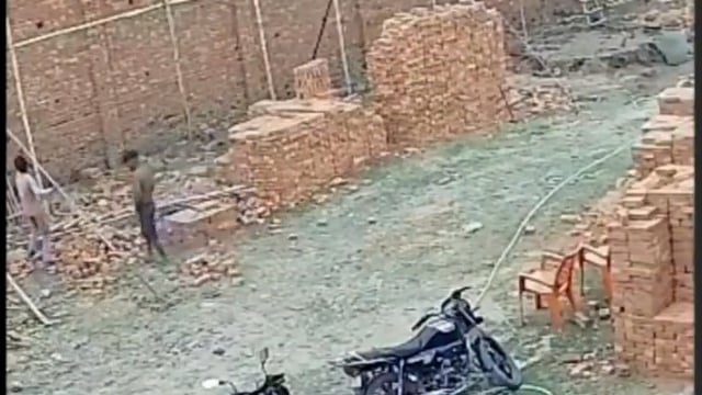 ▶️.....औऱया में दीवाल बना रहे थे।अचानक हवा के झोंके में दीवाल भरभरा कर गिर गयी!*