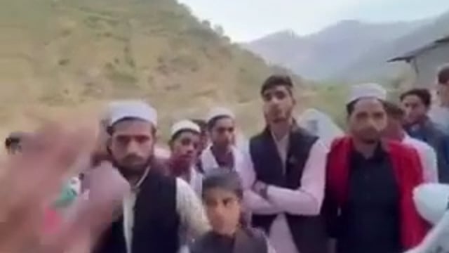 ▶️......पहाड़ों की घुमावदार रोड, फिर नेशनल हाईवे , पर्वतीय इलाका है कोई भी बड़ी घटना हो सकती है
बीच सड़क पर नमाज़ पढ़े जाने से स्थानीय लोग भड़के
पुलिस मौके पर पहुंची
लेकिन स्थानीय लोग इस बात से नाराज दिखे कि आखिर बीच रोड पर नमाज़ क्यों पढ़ी जा रही है
घटना हिमाचल की है