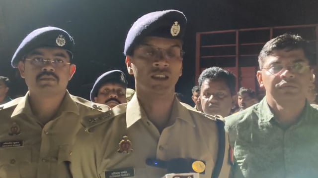 मेरठ थाना हस्तिनापुर क्षेत्रान्तर्गत मखदुमपुर गंगा घाट पर वृद्धा माता के अंतिम संस्कार हेतु परिजनों के साथ आए 04 बच्चे गंगा नदी में डुबने के सम्बन्ध में श्रीमान वरिष्ठ पुलिस अधीक्षक महोदय की बाईट ।