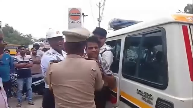 शाहजहांपुर। शहर में शुक्रवार को एक युवक की दबंगई उस समय भारी पड़ गई, जब उसने जिलाधिकारी की गाड़ी के आगे हूटर बजाते हुए तेज रफ्तार में कार दौड़ा दी। मामले को गंभीरता से लेते हुए डीएम के निर्देश पर पुलिस ने पीछा कर आरोपी को हिरासत में ले लिया। इस दौरान आरोपी ने ट्रैफिक सब इंस्पेक्टर (टीएसआई) पर कार चढ़ाने की भी कोशिश की।