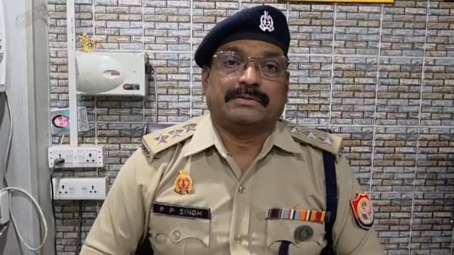 मूर्ति तोड़े जाने के बारे में क्षेत्रीय अधिकारी बताते हुए