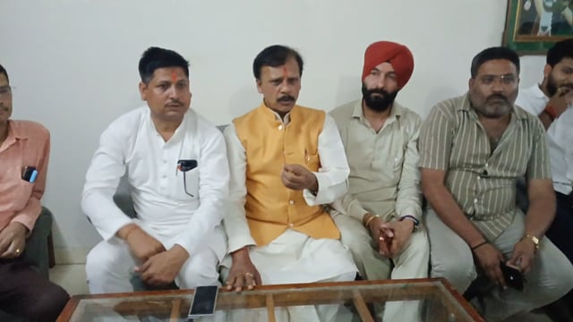 व्यापार मंडल के अध्यक्ष संदीप बंसल प्रेस वार्ता की