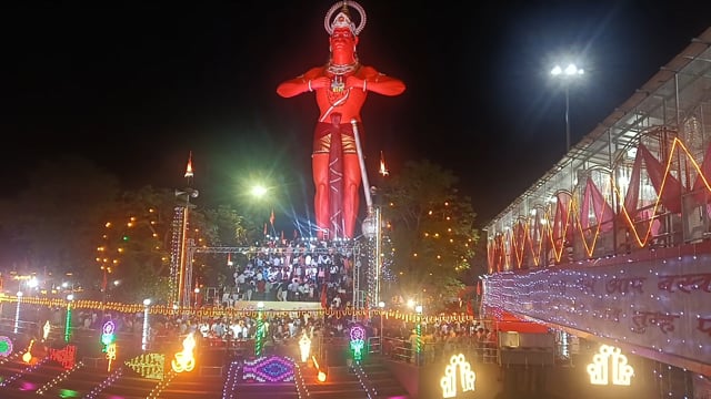 हनुमान जयंती पर  हनुमत धाम मंदिर को सजावट हुई शाहजहांपुर 