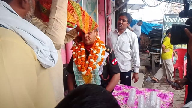 मथुरा के कोसी में आर्मी से कैप्टन बच्चू सिंह रिटायरमेंट होने पर गाम ओर परिवार बालों ने भव्य स्वागत किया 