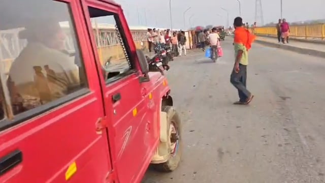 गाजीपुर दर्दनाक हादसा पिकअप को टक्कर मार,टेलर गंगा नदी में गिरा ड्राइवर लापता