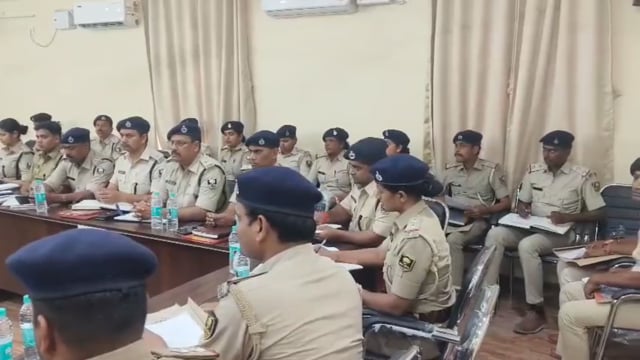 अपराध पर सख्ती: बगहा में पुलिस की बड़ी कार्रवाई, शराब और बालू माफिया पर शिकंजा