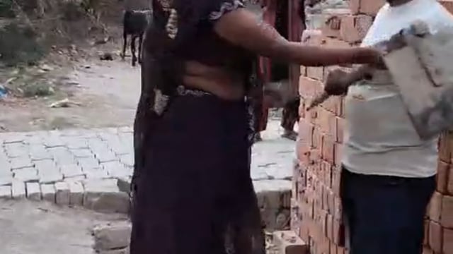 दबंगई का VIDEO VIRAL: युवक ने उखाड़ा सरकारी खड़ंजा, महिला से भी भिड़ने की कोशिश#latest_news 