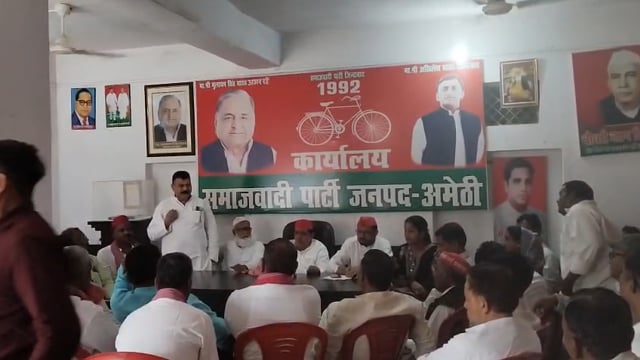 मासिक बैठक में सपा नेता हीरालाल यादव सपा नेत्री गुन्जन सिंह ने ब्यक्त किए विचार 