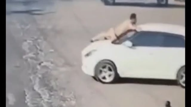 ▶️.....करनाल, हरियाणा - ड्यूटी पर खड़े पुलिसकर्मी को काले शीशों वाली कार ने मारी टक्कर, बोनट पर लटकाकर ले गया चालक, सीसीटीवी में कैद हुई घटना, पुलिस ने आरोपी और गाड़ी दोनों को पकड़ा।*