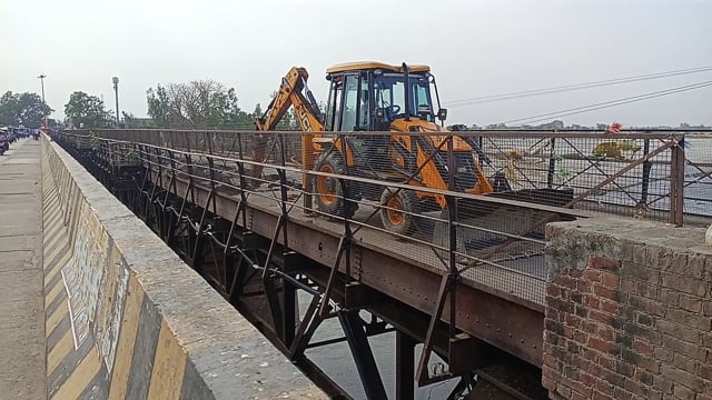 शाहजहांपुर  डेढ़ सौ साल पुराना पुल तोड़ा जा रहा है जेसीबी द्वारा