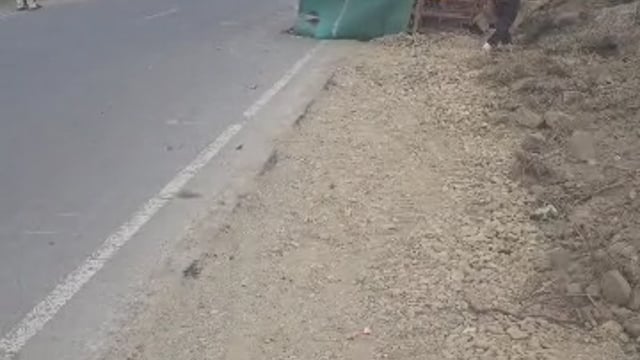 तिलकुरवा के पास अनियंत्रित वाहन खाई में पलटा, बड़ा हादसा टला, निघास‌न से  बरेली जा रही पिकअप