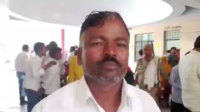 ▶️......रिश्वत में नकद नारायण, पेड़ा और सेब-
अयोध्या के शेरबहादुर वर्मा के बेटे की जमीनी विवाद में हत्या हो चुकी है
वर्मा जी अब DM से शिकायत करने पहुंचे है