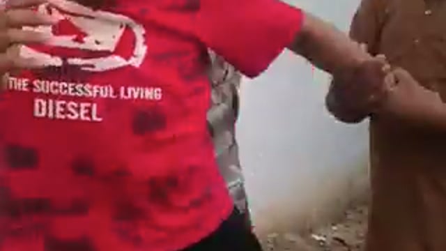 मुजफ्फरनगर - गांव में घूमने गए युवक को दबंगों ने पकड़कर अहाते में बंधक बनाया, करीब आधे घंटे तक जमकर पिटाई की
बताया जा रहा है कि युवक पास के गांव में गया था, तभी 6 से 8 लोगों ने उसे पकड़ लिया और अपने अहाते में ले जाकर मारपीट की
घटना के दौरान युवक के साथ बुरी तरह से मारपीट की गई, जिससे वह घायल हो गया