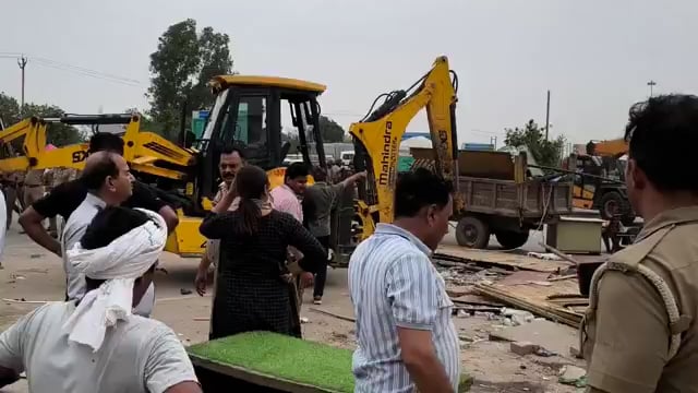 जनपद हापुड़ में भारतीय किसान यूनियन टिकैत का अवैध कार्यालय बुलडोजर से ढहा दिया गया,
प्रशासन की कार्रवाई के बाद यूनियन के कार्यकर्ताओं ने हंगामा-प्रदर्शन किया
पुलिस ने सबको गिरफ्तार करके जेल भेजा है