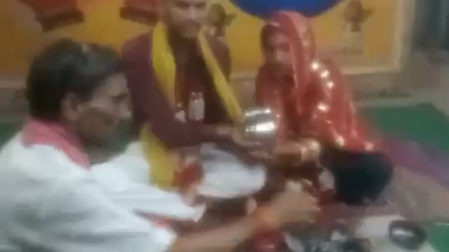 उत्तर प्रदेश -गाजियाबाद में मुस्लिम लड़की मुस्कान से शादी करने वाले प्रोफेसर नितिन कुमार की हत्या कर दी गई है,नितिन ने मई 2025 में आर्य समाज मंदिर में हिंदू रीति रिवाज से ये शादी की थी,इससे मुस्कान की मुस्लिम फैमिली नाराज थी,पुलिस ने मुस्कान की फैमिली पर हत्या की FIR दर्ज की है,मुस्कान के पिता मेहरुद्दीन और चाचा आसिफ अली को गिरफ्तार किया गया है
