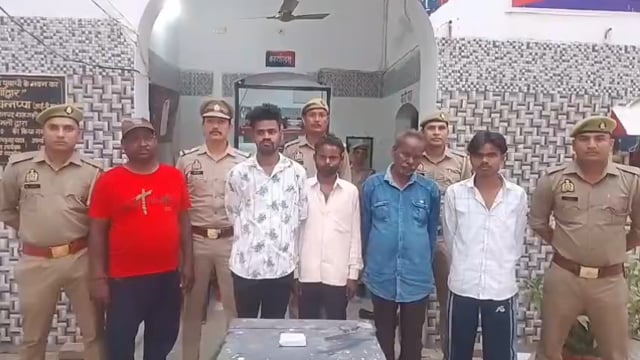 जनपद में अपराध पर अंकुश लगाने के लिए चलाए जा रहे अभियान के तहत थाना पुवायां पुलिस को बड़ी सफलता हाथ लगी है। पुलिस टीम ने मुखबिर की सूचना पर कार्रवाई करते हुए जुआ खेल रहे पांच लोगों को पकड़ लिया, जिनमें एक बाल अपचारी भी शामिल है। मौके से नगदी और ताश के पत्ते बरामद किए गए हैं।