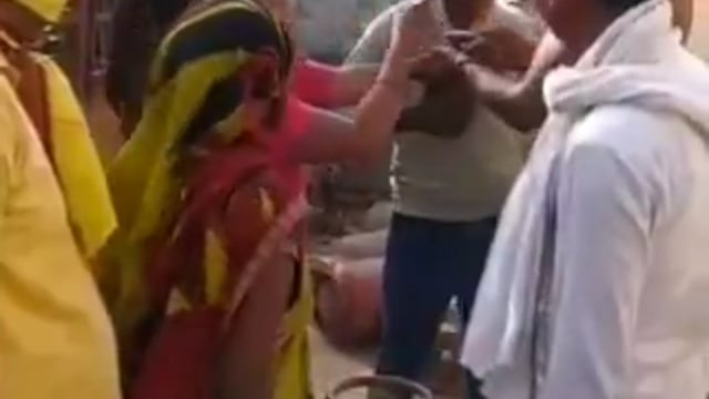 ▶️.....उत्तर प्रदेश के रायबरेली में चार दिन से गैस सिलेंडर नहीं मिलने पर महिला भड़क गई...
 एजेंसी कर्मी का गिरेबान पकड़ लिया और जबरन सिलेंडर ले जाने लगी,