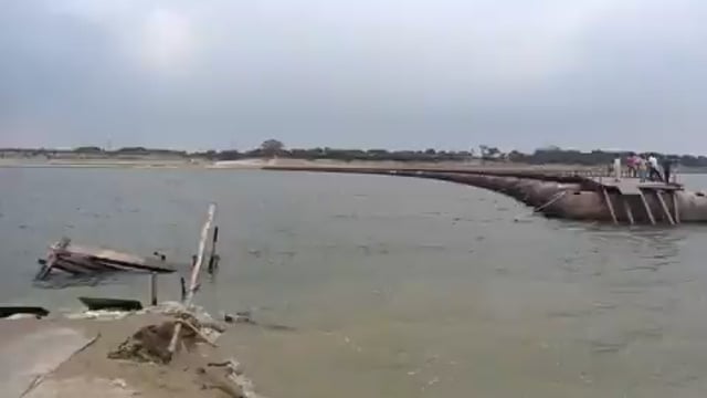 ▶️.....मिर्जापुर में एक और पैंटून पुल बह गया है..
 लागत थी 2 करोड़, 45 लाख. PWD का कहना है कि तेज आंधी से पुल बह गया.