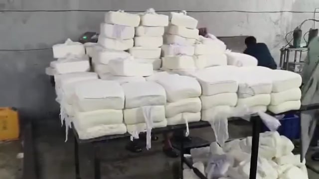 *गुजरात –सूरत में महेश शर्मा ऐसी फैक्ट्री चला रहा था, जहां दूध की एक बूंद के बिना भी रोजाना 400 KG नकली पनीर बनाया जा रहा था। ये पामोलिन तेल, मिल्क सॉलिड पाउडर, पानी और एसिड से बन रहा था। इसकी सप्लाई रेहड़ी–पटरी पर फास्टफूड बेचने वालों को थी। FSSAI से लाइसेंस कहीं और का ले रखा था, जबकि फैक्ट्री कहीं और चल रही थी। अनुमान है कि पिछले 2 साल में करीब 3 लाख किलो नकली पनीर की सप्लाई हो चुकी है।*