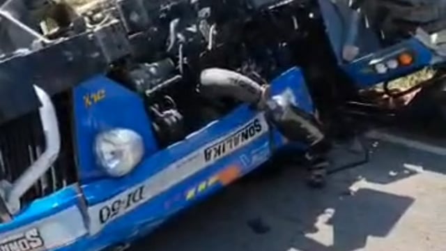 अनियंत्रित ट्रैक्टर-ट्राली पलटी, बड़ा हादसा टला, पलिया-सम्पूर्णानगर रोड पर बमनहर में हुआ हादसा