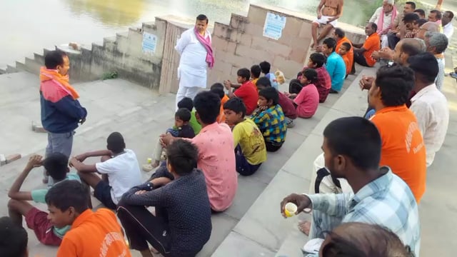 छितौनी स्तिथ छितेश्वर नाथ मंदिर परिसर में स्वच्छता समिति के सदस्यों को सपा नेता नीरज सिंह गुड्डु ने किया उत्साह वर्धन