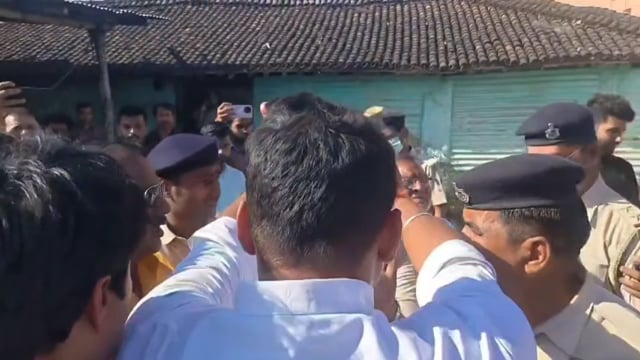 “सीएम काफिले पर सियासी संग्राम! वाल्मीकि नगर एयरपोर्ट पर NDA विधायकों का हंगामा”