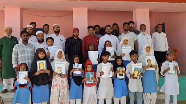 बगहा के मदरसा इस्लामिया खान काह में वार्षिक परीक्षा का परिणाम घोषित। छात्रो को किया गया सम्मानित।