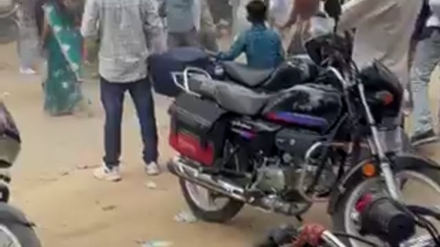 सहारनपुर के एक शादी मंडप में आयोजन चल रहा था, दूल्हा-दुल्हन एक होने जा रहे थे इधर मामूली बात पर मारपीट शुरू हुई,फिर कौन, किसे और क्यों पीट रहा है, किसी को कुछ पता नही,बस सामने जो दिखता, उससे हाथापाई, लात-घूंसा शुरू हो जाता
बड़े-बूढ़े, महिलाऐं तक नही बख्शे गये
इस शादी-युद्ध को कंट्रोल करने के लिए पुलिस को मौके पर आना पड़ा