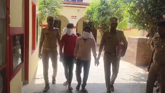 कटरा पुलिस की बड़ी कार्रवाई: 718 ग्राम अफीम के साथ दो तस्कर गिरफ्तार
शाहजहांपुर के थाना कटरा पुलिस को अवैध मादक पदार्थ तस्करी के खिलाफ अभियान में बड़ी सफलता मिली है। पुलिस टीम ने दो तस्करों को गिरफ्तार कर उनके कब्जे से 718 ग्राम अफीम बरामद की है।