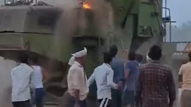 खेत में गेहूं काटते समय कंबाइन में लगी भीषण आग, मची अफरा-तफरी
शाहजहांपुर के तिलहर क्षेत्र में उस समय हड़कंप मच गया जब खेत में गेहूं की कटाई कर रही कंबाइन मशीन में अचानक भीषण आग लग गई। आग लगते ही आसपास मौजूद किसानों और मजदूरों में अफरा-तफरी मच गई।